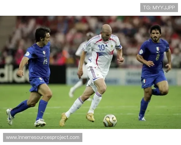 齐达内盘带细节展现大师级控球技术