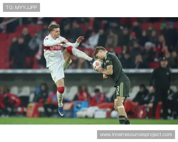 多特蒙德防线频繁被打穿,站位漏洞显现对赛季防守稳定性造成考验 多特蒙德防线频繁被打穿,站位漏洞显现对赛季防守稳定性造成考验