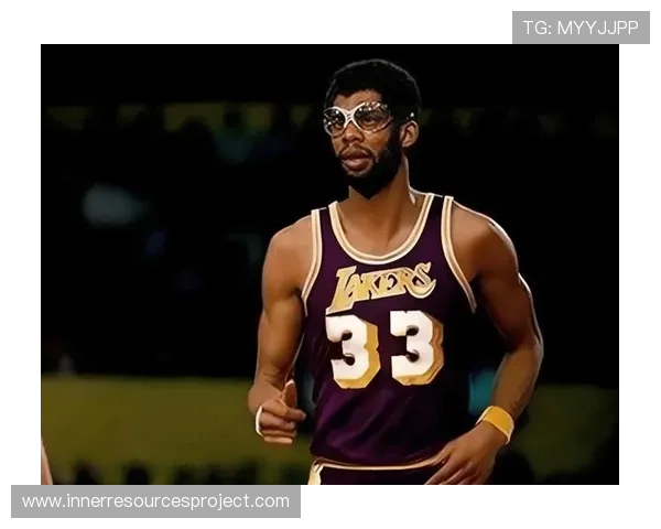 卡里姆·阿布杜尔-贾巴尔高效背身单打主导湖人内线得分结构